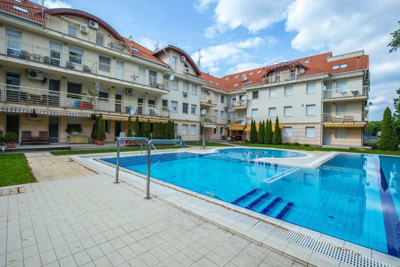 Kis-Gast Panorama Apartman ハイデゥソボスロー エクステリア 写真