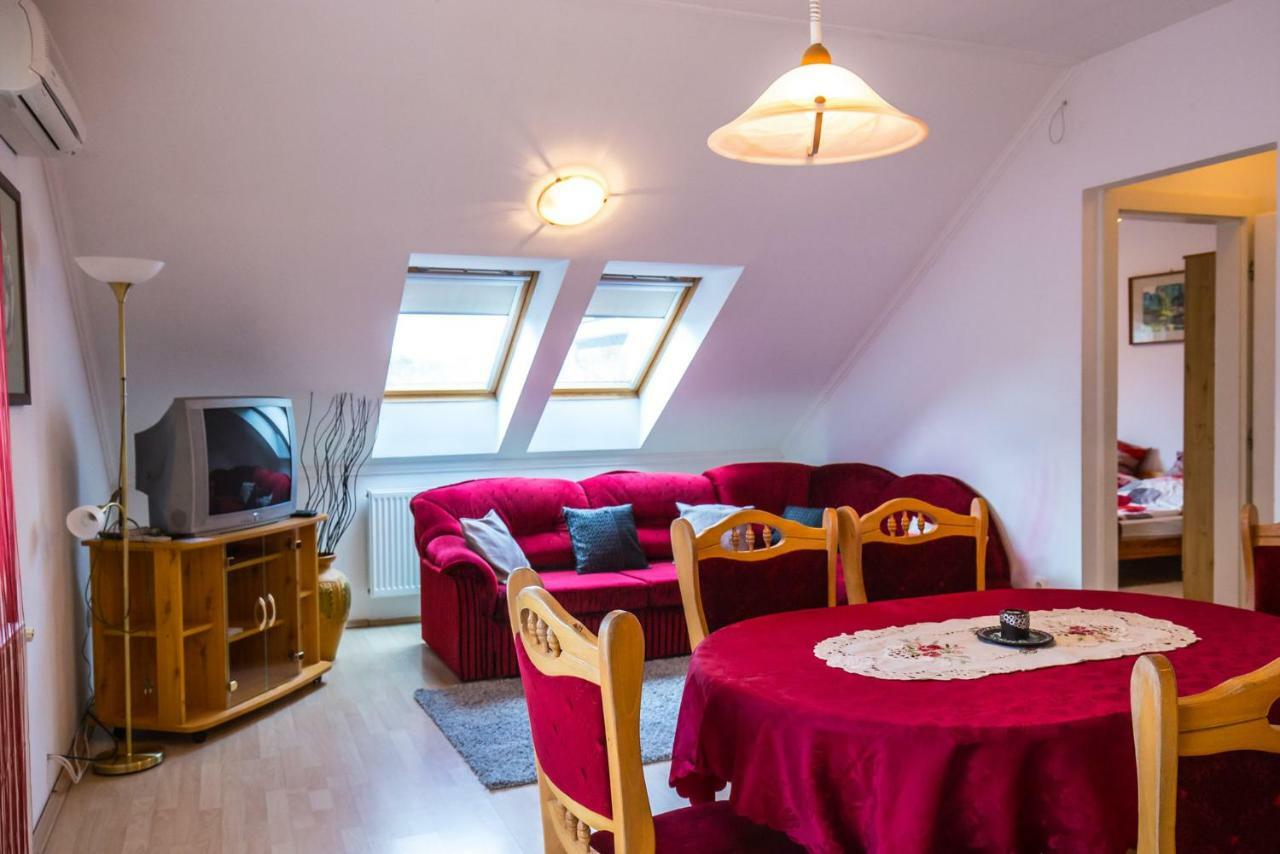 Kis-Gast Panorama Apartman ハイデゥソボスロー エクステリア 写真