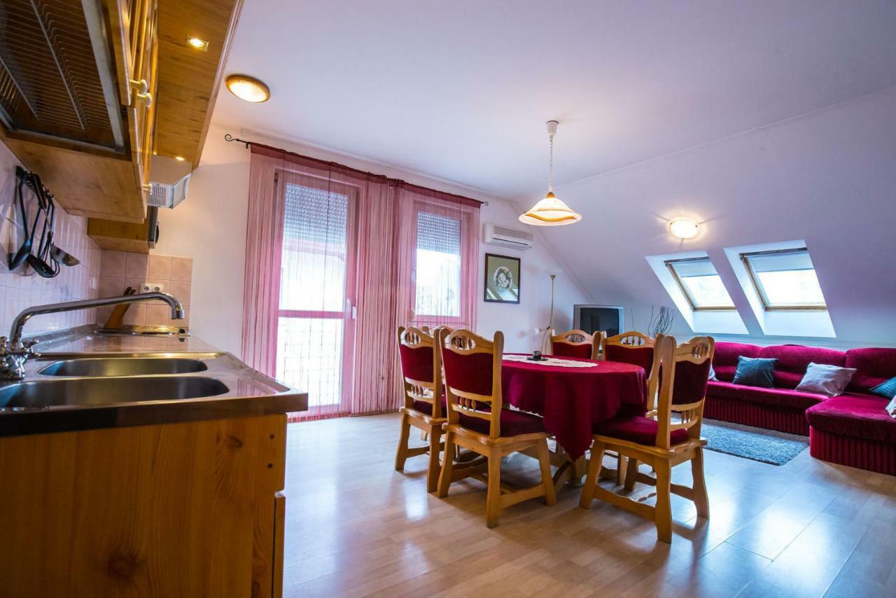 Kis-Gast Panorama Apartman ハイデゥソボスロー エクステリア 写真