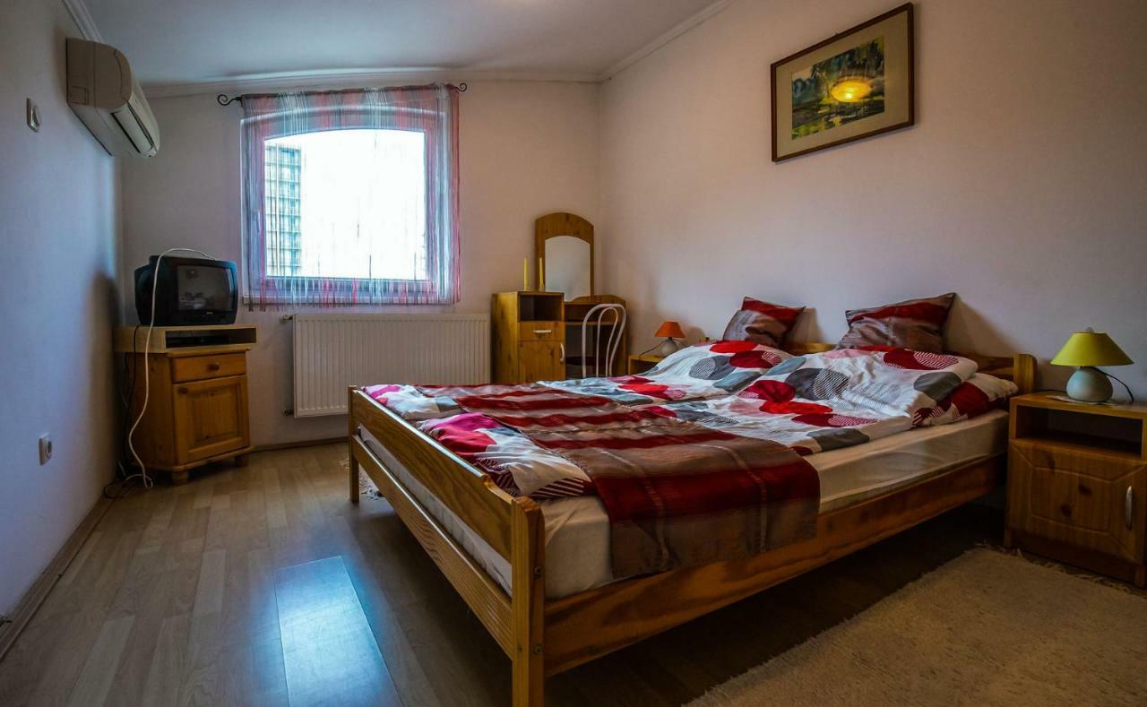 Kis-Gast Panorama Apartman ハイデゥソボスロー エクステリア 写真